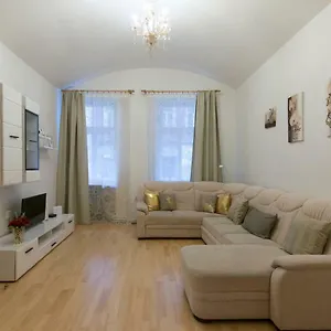 Spacious Near Wenceslas Square Apartamento